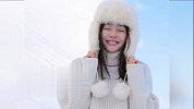 秦岚戴白色雷锋帽日系满分笑容堪比春日暖阳融化冰雪