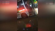 【山东】公交车雨天撞路人致2死3伤 公交司机现场下跪