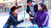 夫妻下象棋，不管老婆怎么玩老公都默默接受，原因太逗了