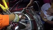 小女孩脚卡自行车受伤 消防急速救援