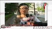 洋大叔街头打太极提醒“车让人”