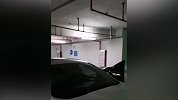 广州一男子拆下倒车杆 狂砸小区车库18台轿车当场被抓