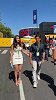 居莱尔带着女友现身F1围场，笑容满面