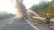 货车许广高速自燃 13吨猪肉被烤熟