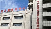 哈尔滨疑遭男邻居性侵5岁女童多器官感染严重 父亲辞职照顾