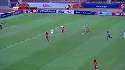 韩国后场发起猛攻一路狂奔 曹圭成门前与门将1V1将球打飞