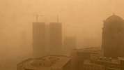 实拍北京沙尘来袭：天空昏黄一片下“泥点”，黄沙逐渐笼罩建筑