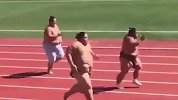 看着就累！相扑选手赛跑自带负重属性