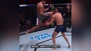 点燃全场！UFC选手一记飞膝击倒对手 这谁也顶不住啊！