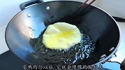 面粉中倒入开水，不用发面个个空心鼓大泡，做凉了不硬的烫面油饼