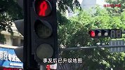 公交车遭无人快递车“顶牛”，司机下车查看无奈摇头，专家发声
