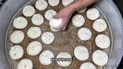 福建泉州柴火蒸肉包，做30年仅做2样小吃，阿姨日做300个肉包