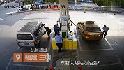 坑妈！女司机给摩托加油 突被女儿拧油门 连人带车猛冲险撞人