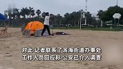 福建一男子沙滩设置座椅收费？被劝导后拿刀挥向执法人员，街道办：公安已介入