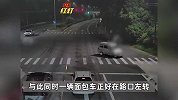 4男子组团夜骑闯红灯，其中一人被汽车撞飞落地：面包车撞出窟窿