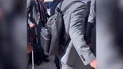 得胜之师！拜仁众将抵达慕尼黑 莱万西装造型抢镜