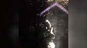 欧冠赛前凌晨三点 阿贾克斯球迷疑似在皇马球员下榻酒店外放烟花