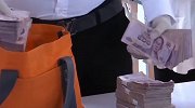 小伙过生日拿出100万现金分发 有人凌晨4点就来排队