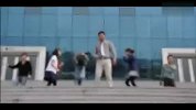 搞笑-20120306-最抽风的民族疯注意右边那个2B青年