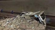 四川雅安一隧道出现坍塌：洞壁外层脱落 一面包车被砸致严重变形