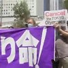 给奥运添堵！东京都政府厅门口 十数民众聚集：东京不要奥运会