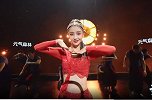端庄与火辣无限切换 佟丽娅着红衣秀新疆舞
