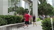 球迷决赛前街头恶作剧 不明就里的路人一脸懵逼