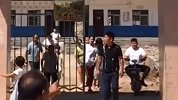 可怜！河南一小学开学前被拆 孩子们只能被安置在废弃猪圈上课