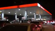 拍客-郑州加油站汽车排长龙争相加油壮观场面
