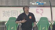 卓尔前场进攻稍显混乱 姚翰林直接起脚打门偏出