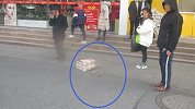 大风天，一个锅盖从天而降砸懵路人 民警通过快递单找到肇事方