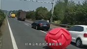 大货车高速上“抛绣球”？小轿车被“选”中，监控拍下全过程