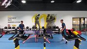 苏宁易购队内乒乓球对决 张凌峰被吴曦“欺负”差点打110