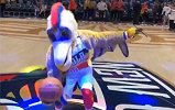 没手绝活当不了NBA吉祥物！鹈鹕大鸟命中半场背身三分
