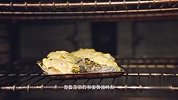 蟹肉焗生蚝，口感鲜甜而醇厚，一口下去带来无尽惊喜