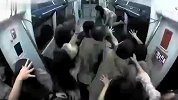旅游-整人節目太超過 巴西大媽困車廂被喪屍狂追