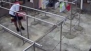 男子数月连偷女员工内衣 众人通过监控发现其作案后迅速追出