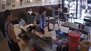 女子饭店内莫名打人 女孩被推倒在地 未结账徜徉而去