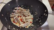 鸡爪不要一直红烧了，试试这个蒜香鸡爪，蒜香浓郁，全家人都爱吃