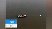 跑车与面包车相撞后坠江 家属质疑大桥设计有问题