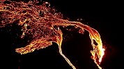 数万次地震之后，冰岛一火山喷发 现场岩浆照亮夜空场面震撼