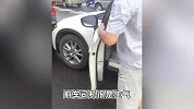 后车加塞追尾前车，反倒对前车司机辱骂竖中指：我还以为是100万的车呢