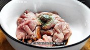 辣椒炒肉，第一步切记不要放油，难怪没有饭店的好吃