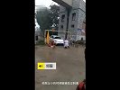 他戴孝跪地拦车要钱，汽车掉头就跑