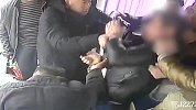 男子发觉坐错车伸手抢方向盘 多位壮汉乘客一拥而上将其按倒