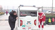 奥特曼真人版：奥特曼和人类玩耍，没想外星人来了，会打吗？