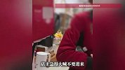 “街上的人看到都关门躲着”，舞龙队强制进店讨要赏金赏烟，店主急得大喊“不要进来”