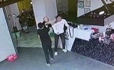 同事在旁“碎碎念” 南京一暴躁小伙忍无可忍拿保温杯怒砸