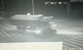 监控曝光！浙江一大货车侧翻压越野车致4死 肇事驾驶员已被控制