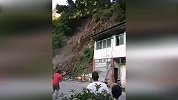 山体塌方瞬间树木泥石倾泻而下 居民边惊呼边逃跑